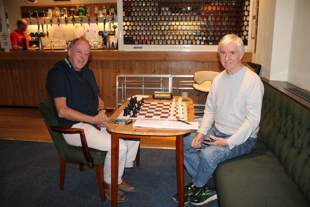 Rob Sims (left, black pieces) vs Sam Murphy in round 2 of the 2021 Book Prize Tournament